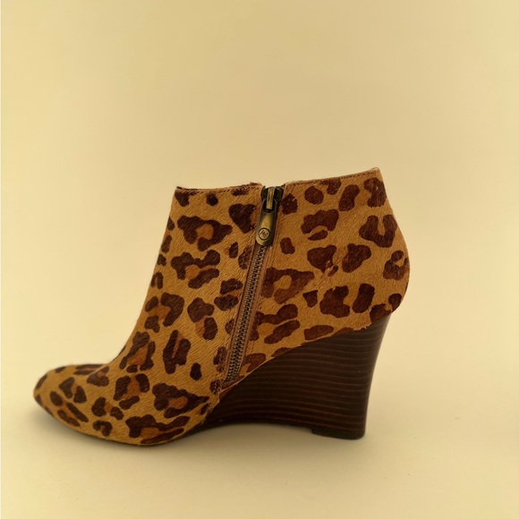 Adrienne Vittadini Sarah Calf Hair Leopard Print Wedge Ankle Booties Size 8 - Picture 7 of 11